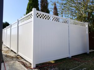 vinyl privacy fence with decorative lattice topper